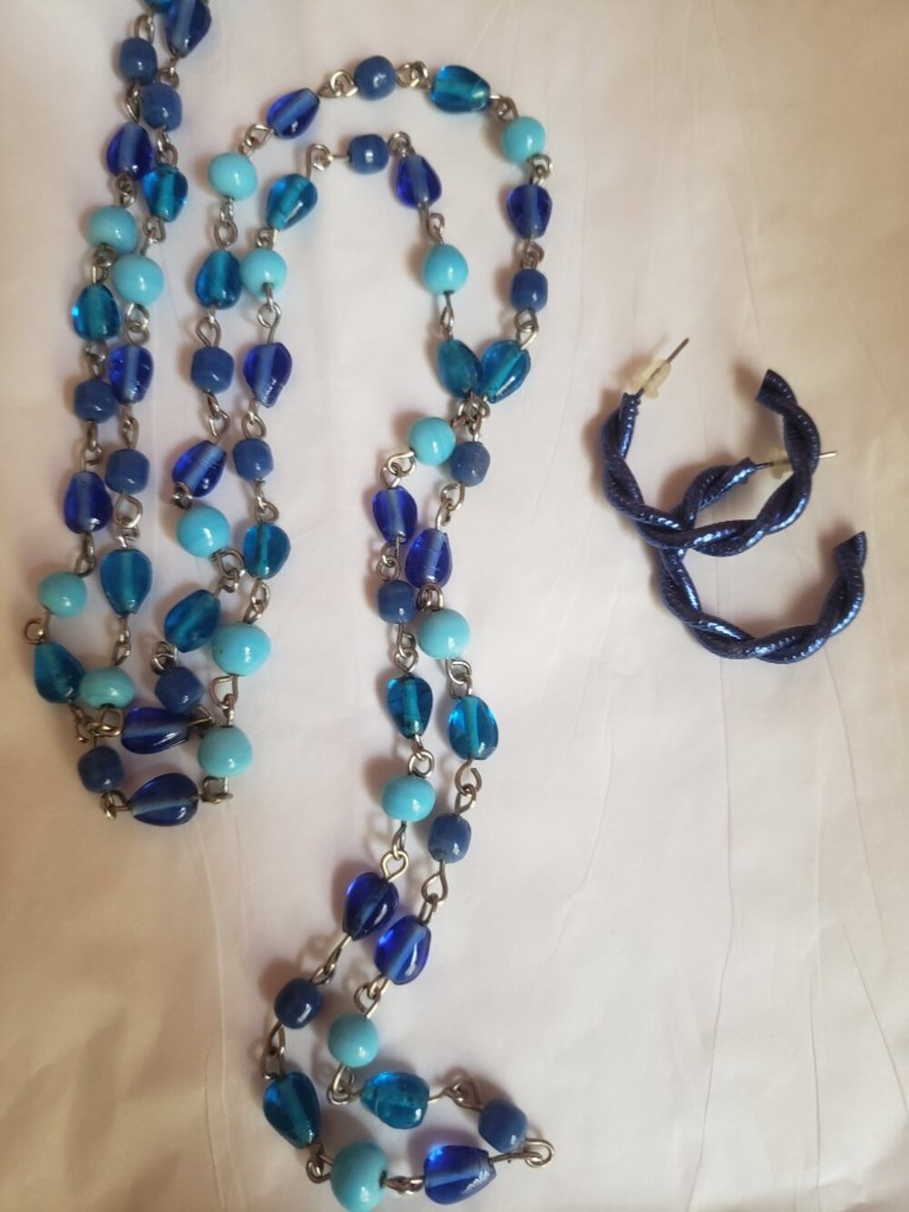 Colorful Necklace of different shades Black/blue earrings.
